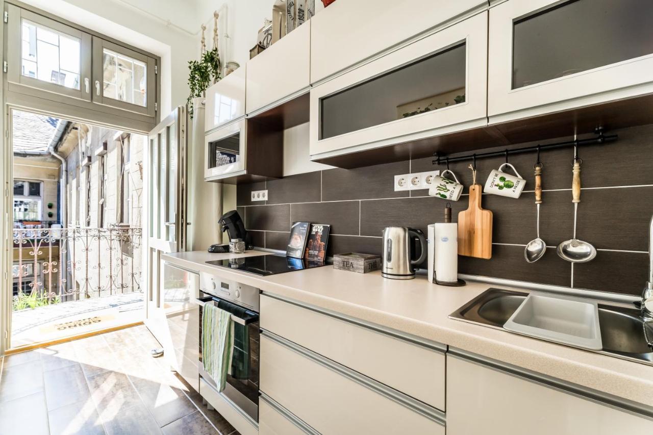 בודפשט Sun-Splashed Retreat In The Heart Of A Vibrant Quarter מראה חיצוני תמונה