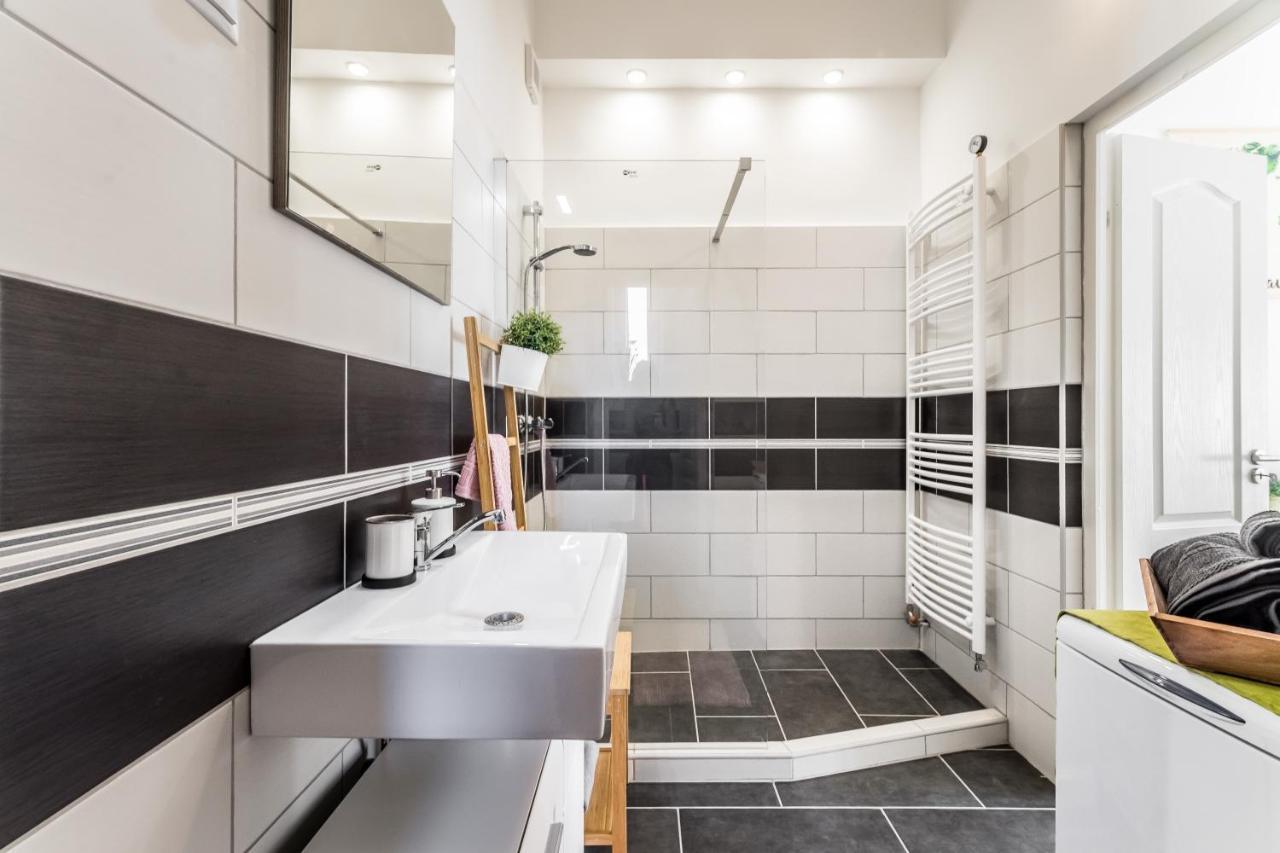 בודפשט Sun-Splashed Retreat In The Heart Of A Vibrant Quarter מראה חיצוני תמונה